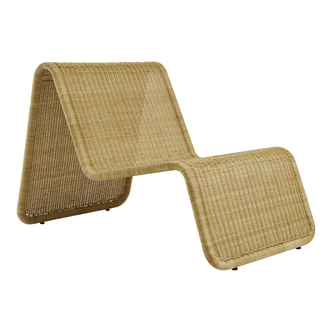 Woven rattan lounge chair in a warm beige tone with a modern zigzag pattern. Perfect for stylish outdoor spaces.