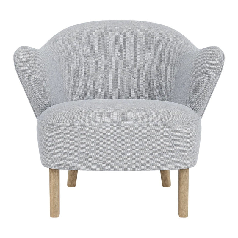 Stylish light gray chair with a curved back, button detailing, and natural wooden legs. Modern and cozy design.