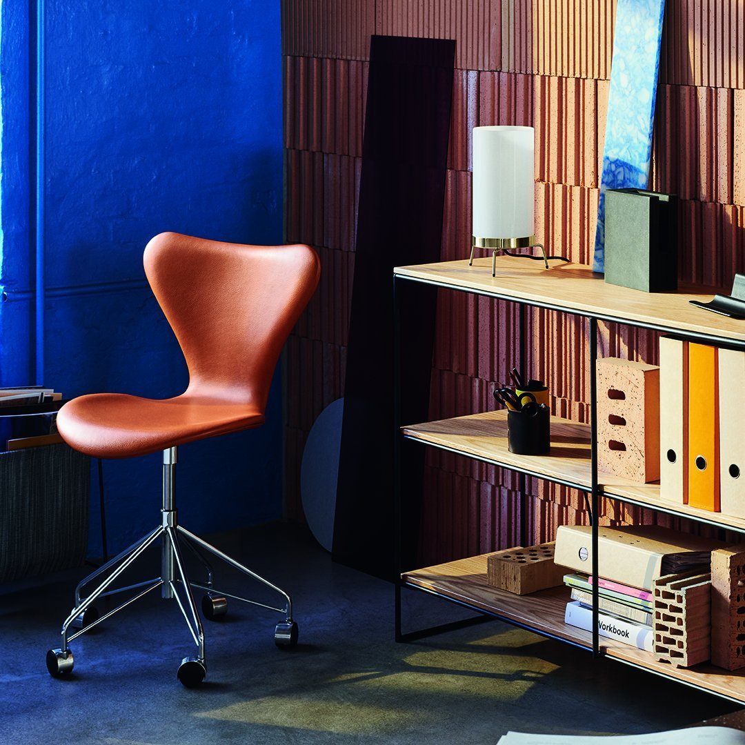 Series 7 Swivel Chair 3117 - Fully Upholstered – Danish Design Store