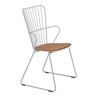Modern white wire chair with a slatted wooden seat, showcasing a minimalist design and stylish color contrast.