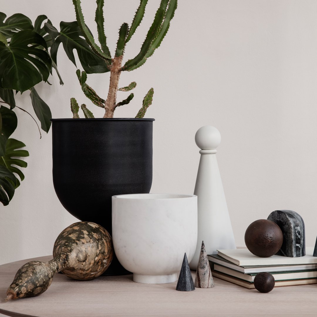 Pot plantes métal noir Hourglass - Pot fleur réversible Ferm Living