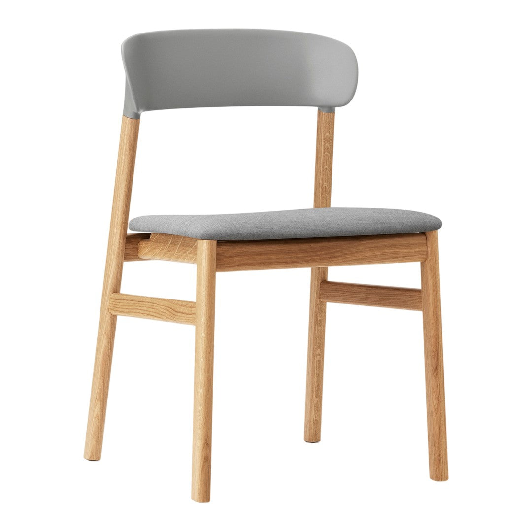 Modern chair with a light gray seat and backrest, complemented by natural wood legs, blending simplicity and elegance.