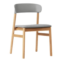 Modern chair with a light gray seat and backrest, complemented by natural wood legs, blending simplicity and elegance.