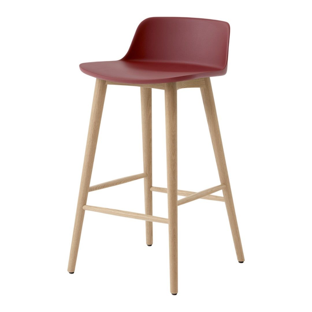 Red plastic seat with natural wood legs and crossbar, modern design, minimalist style. Ideal for contemporary spaces.