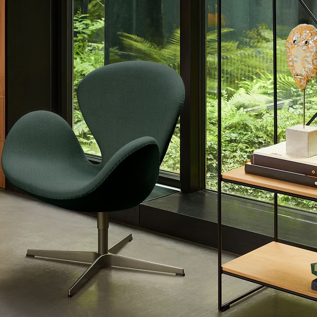 Swan Lounge Chair 3320, Upholstery: Christianshavn Orange/Red, Star base: Powder Coated Aluminium Black