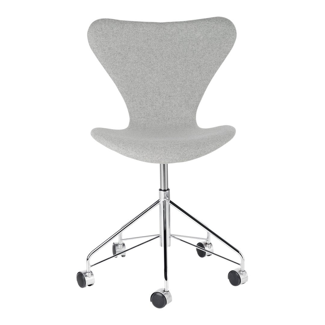 Series 7 Swivel Chair 3117 - Fully Upholstered – Danish Design Store
