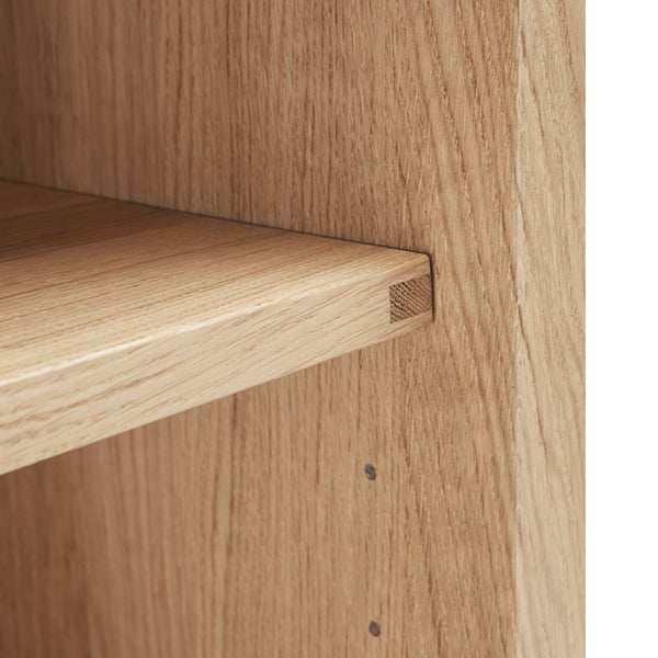 Light oak wood close-up, showcasing natural grain patterns and a smooth finish. Ideal for modern interiors.