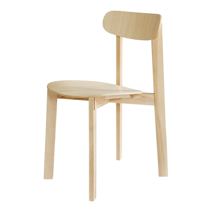 Natural light wood chair with a minimalist design, featuring a smooth surface and clean lines. Ideal for modern interiors.