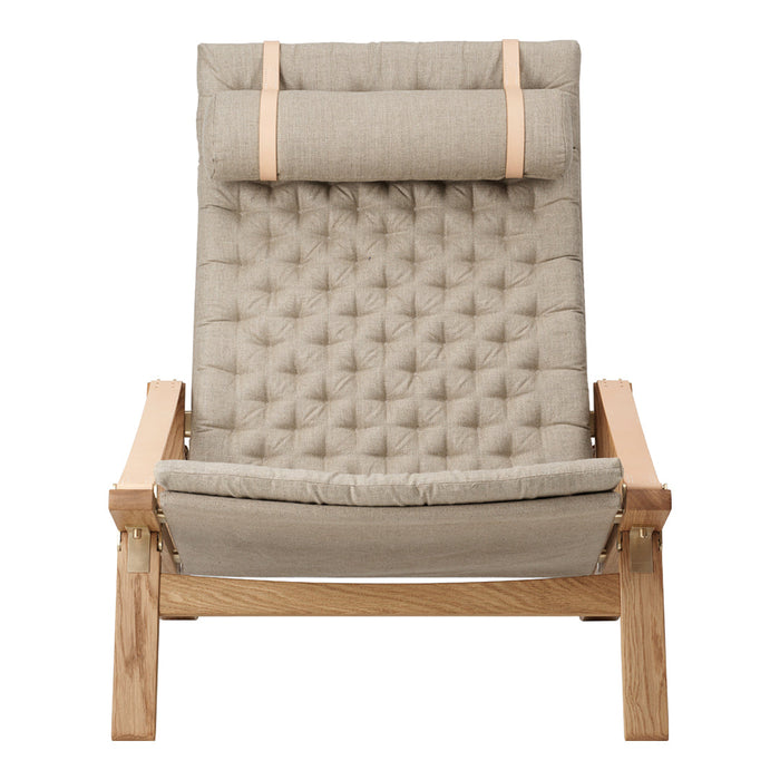 Light beige tufted fabric armchair with a natural wood frame and minimalist design. Ideal for modern interiors.
