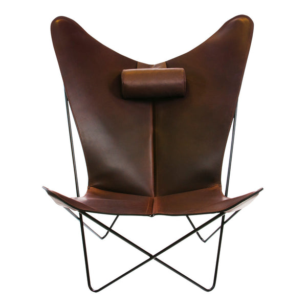 Brown leather butterfly chair with a minimalist design and black metal legs, combining elegance and comfort.