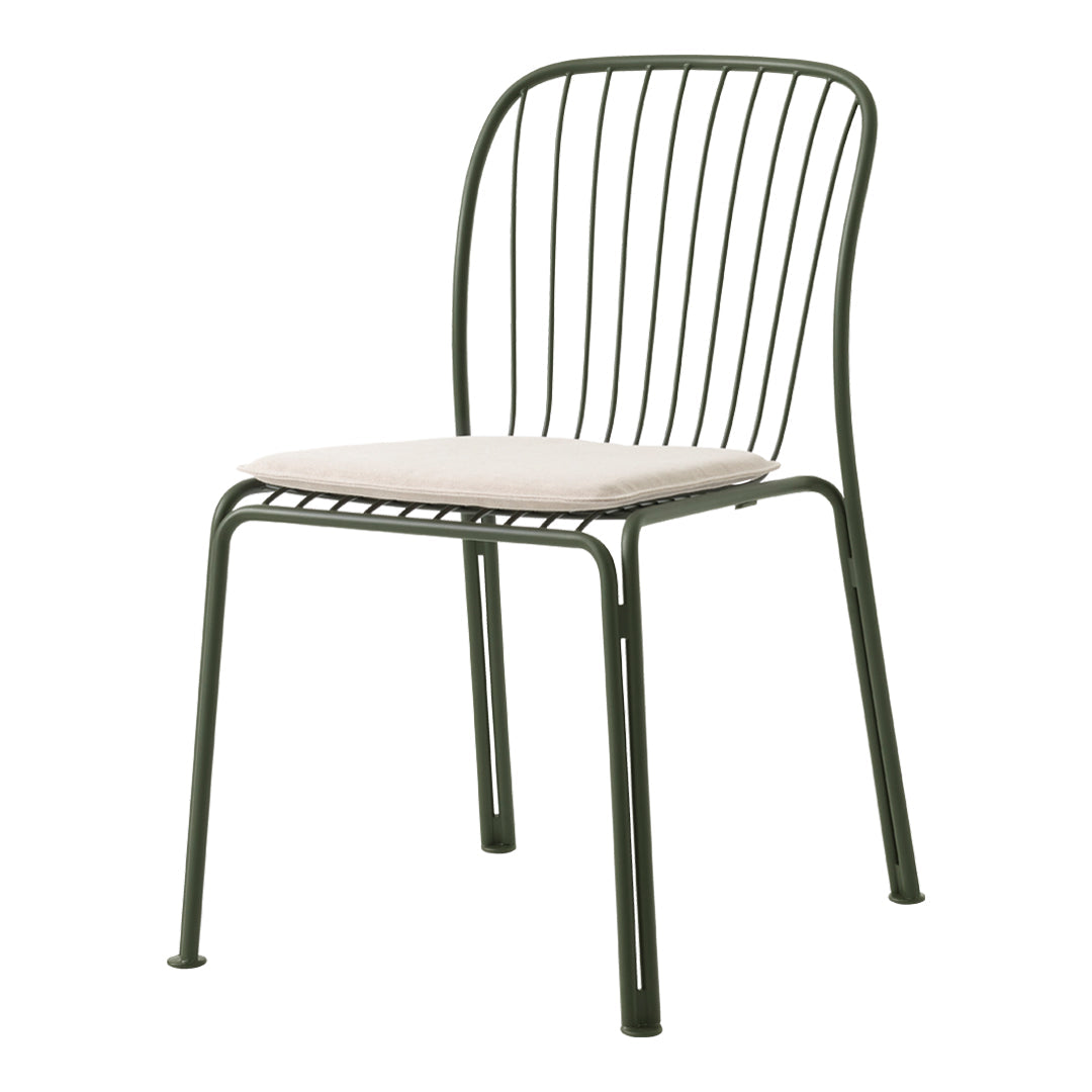 Green metal dining chair with sleek wire design and light beige cushion. Modern, minimalist style for any space.