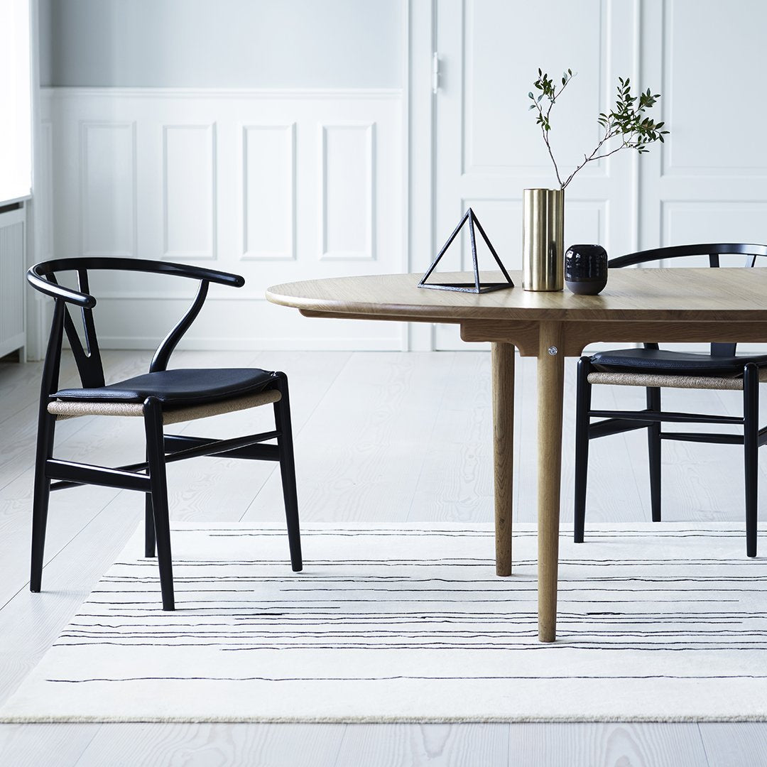 https://www.danishdesignstore.com/cdn/shop/files/Wegner_CH24-beech-black_CH24-cushion_CH339-oak_75cd27a3-b237-4200-9467-4a0f32df99f1.jpg?v=1704346619