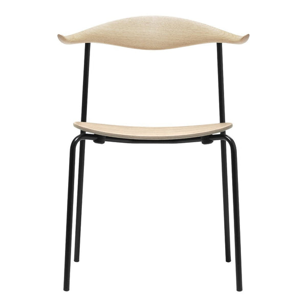 Minimalist wooden chair with a light natural wood seat and a sleek black metal frame. Stylish and modern design.