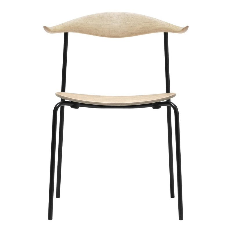 Minimalist wooden chair with a light natural wood seat and a sleek black metal frame. Stylish and modern design.