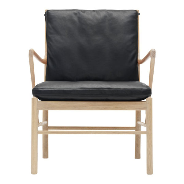 Black leather cushion on a light wood frame, featuring a minimalist and modern design.