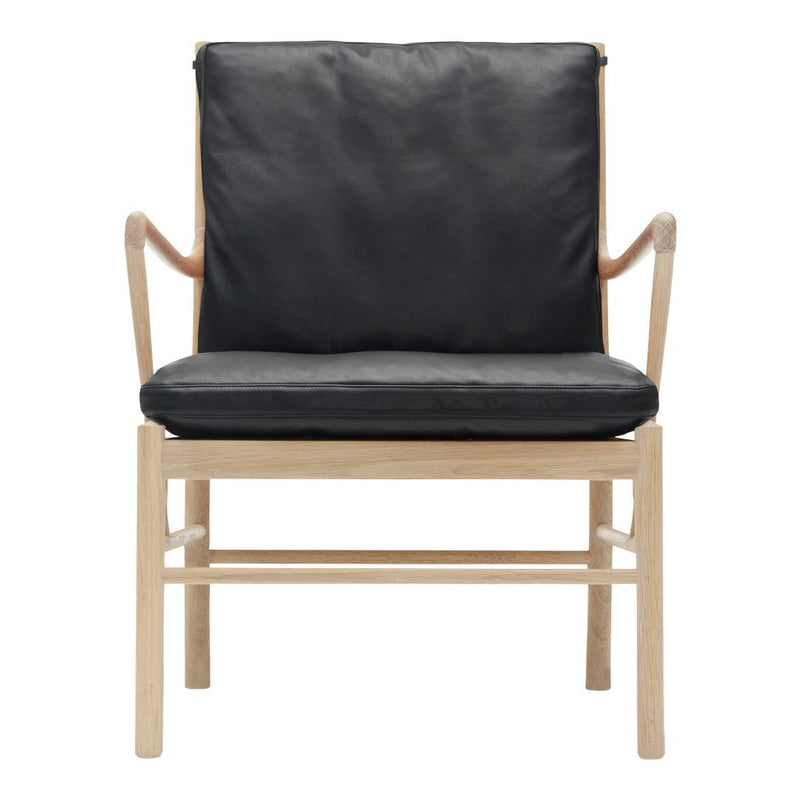 Black leather cushion on a light wood frame, featuring a minimalist and modern design.
