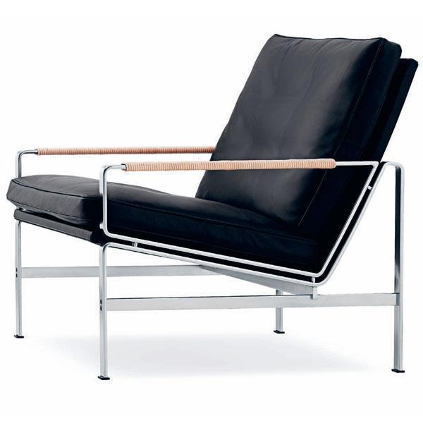 Black leather chair with chrome frame and wooden armrests, featuring a minimalist modern design and sleek lines.