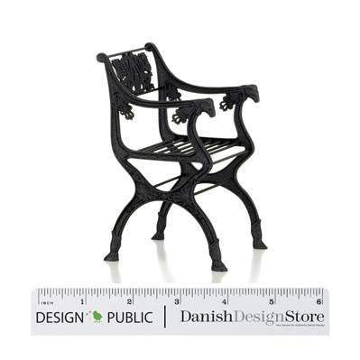 "Elegant black metal armchair with intricate patterns and a vintage design, perfect for stylish home decor."