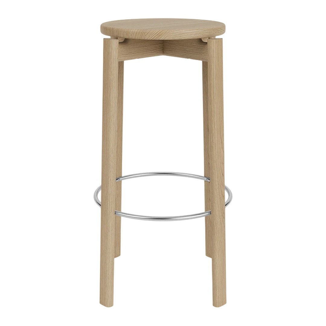 Natural wood bar stool with a round top, featuring light beige tones and a sleek chrome footrest.